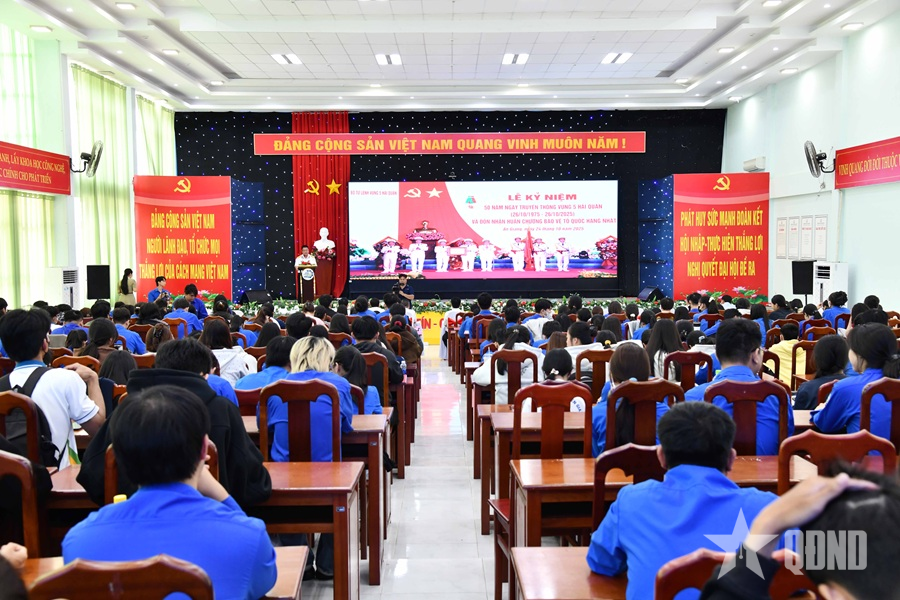 Vùng 5 Hải quân tuyên truyền biển đảo cho hơn 3.000 người tại An Giang